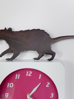<p><a title="direkt bestellen" href="/tiere/ratte.html">Ratte auf Uhr</a></p>