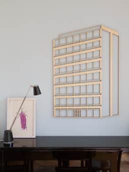 <p><a title="direkt bestellen" href="/urban/hochhaus.html">Hochhaus mit Lampe und Antonias Bild</a></p>